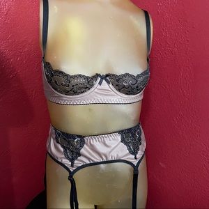 Cupless bra & garter belt set